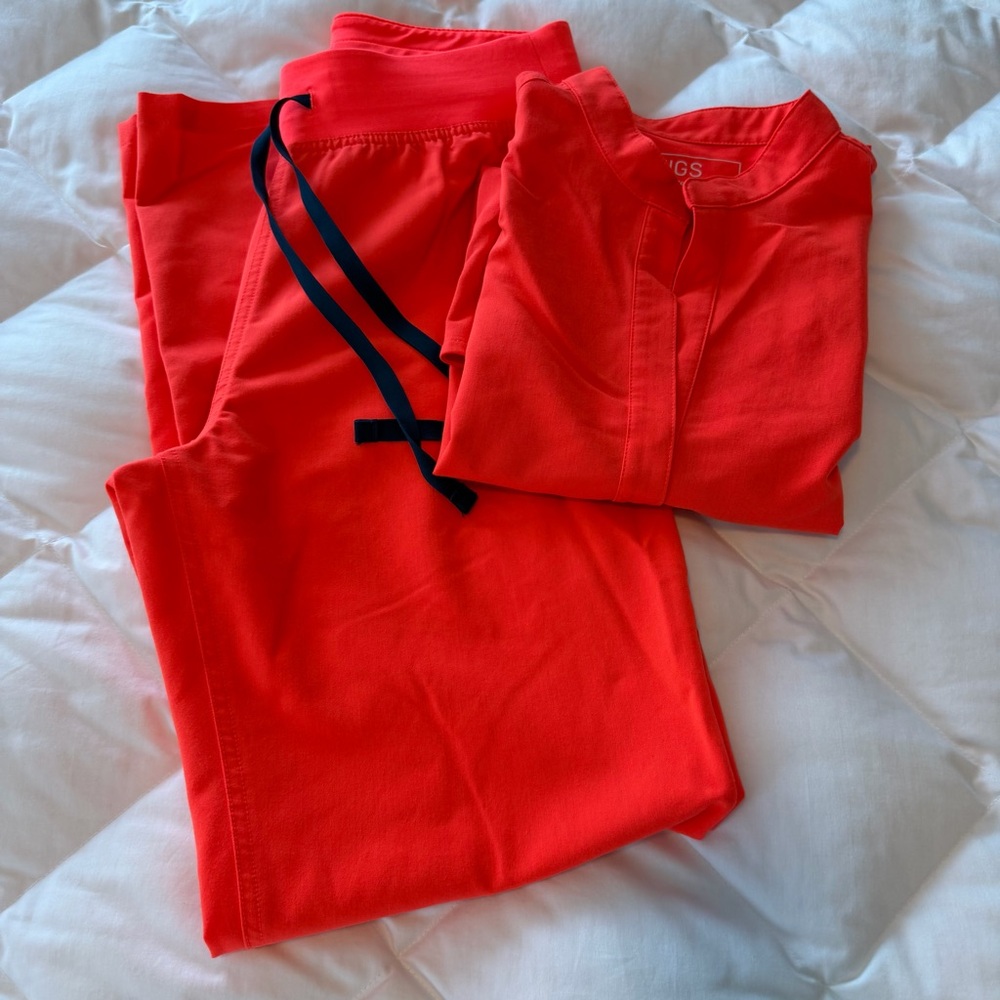 Figs Core Limited Edition Coral Scrubs Set - Womens Small